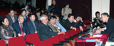 Anatolii Kvashnin and Tuvan deputies. Photo by Vitalii Shaifulin