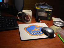 Рабочий стол программиста-фаната Тувы. Фото Даниэля Алльгоевера