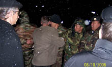 С наблюдателями от партии Жизни разбираются на КПП Шивилиг сотрудники тувинской милиции. Фото Виталия Шайфулина.
