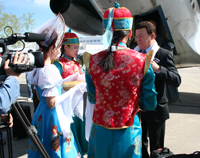 Иосифа Кобзона встречают в аэропорту Кызыла. Фото Оюмыы Хомушку