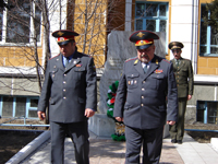 Виктор Лесняк (слева) и Николай Овчинников у памятника сотрудникам милиции, погибшим при исполнении службеного долга. Тува. Фото предоставлено пресс-службой МВД ТУвы