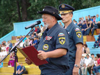 Александр Курсаков, главный судья Первых международных соревнований по многоборью спасателей на Кубок Азии, и Салават Мингалеев, главный спасатель страны. Первые международные соревнования по многоборью спасателей на Кубок Азии. Тува. 19-31 июля 2006 года. Фото пресс-службы МЧС России