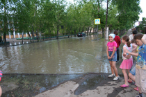 Лужа в центре Кызыла. Фото Оюмыы Хомушку