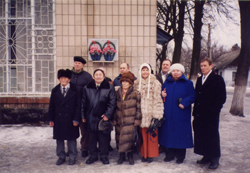 Тувинская делегация в селе Деражно. 2004. Фото Долааны Салчак