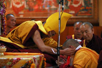 Его Святейшество Далай-лама благословляет Камбы-ламу Тувы Джампела Лодоя. Фото с сайта savetibet.ru