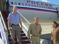 Президент России Владимир Путин и князь Монако Альберт II в аэропорту Кызыла. Фото телеканала «Вести»