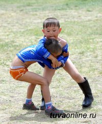 В Туве в детском турнире по борьбе хуреш установлен рекорд по количеству участников – почти тысяча детей