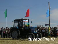Лучший по кормозаготовке район Тувы получит трактор