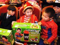 В Туве на главную новогоднюю елку республики приехали 650 детей из всех районов