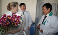 Медсестру главной больницы Тувы поздравил глава республиканского Минздрава