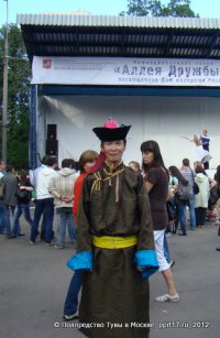 «Аллею Дружбы» в Москве пополнили кустами сирени студенты Тувы