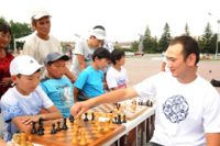 В Туве Всемирный день шахмат отметили сеансом одновременной игры на главной площади столицы