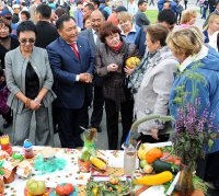Чудо-овощи и цветочные композиции – на главной площади Тувы