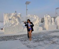 «Белый медвежонок» тувинских камнерезов приветствовал в Новосибирске полуобнаженных красавиц
