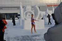 «Белый медвежонок» тувинских камнерезов приветствовал в Новосибирске полуобнаженных красавиц