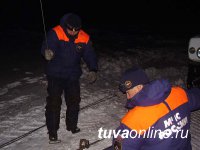 На месте поиска пропавших под лавиной в Туве школьников работают также 10 волонтеров из местных жителей
