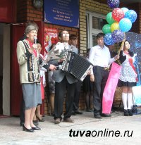 Выпускники кызылской школы № 1 2013 года танцевали вальс под песню выпускницы 1942 года