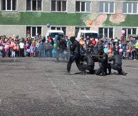 Полицейские Тувы организовали праздник для детей погибших сотрудников и своих подшефных