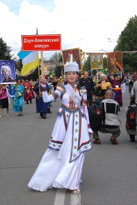 Грудные младенцы на Параде хоомейжи в Туве как знак преемственности горлового пения