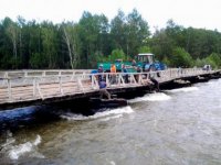 Вода поднялась вплотную к мосту через реку Хемчик