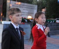 В Туве в День памяти и скорби поминальные свечи были зажжены от освященного в буддийском и православном храмах огня