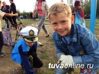 Жители Правобережного микрорайона Кызыла готовят площадку под установку спортсооружений и детского городка