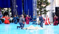 Тува: вице-премьер и министр поучаствовали в изготовлении войлока