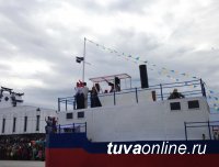 В День города по главной улице Кызыла «проплыл» пароход «Улуг-Хем»