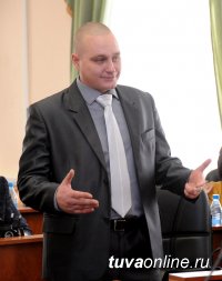 Глава Кызыла Дина Оюн передала Владиславу Ховалыгу портфель наказов избирателей для совместной работы