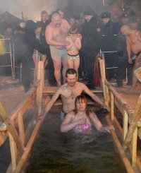 Крещенские купания в Туве прошли при 30-градусных морозах