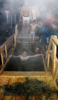 Крещенские купания в Туве прошли при 30-градусных морозах