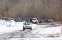 В Туве на ледовых переправах несмотря на запрет водители выезжают на лед