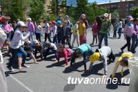 Во дворах Кызыла устанавливаются яркие детские площадки