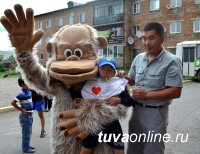 Победителям конкурсов на дворовом празднике депутаты вручили футболки «Я ЛЮБЛЮ КЫЗЫЛ»