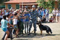 Зарядка с умной собакой Сантой в детском лагере "Юность" (Тува)