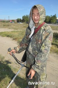 Кызыл: Улицу Колхозную очищают от  бурьяна волонтеры