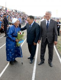 На Наадыме в Эрзинском кожууне государственными наградами отмечены лучшие животноводы