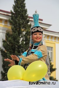 Глава Тувы и спикер парламента поздравили жителей Тувы и Кызыла с юбилеем