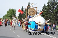 По улицам Кызыла в течение 2 часов прошествовали праздничные колонны парада к 100-летию столицы Тувы