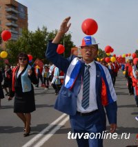 По улицам Кызыла в течение 2 часов прошествовали праздничные колонны парада к 100-летию столицы Тувы По улицам Кызыла в течение 2 часов прошествовали праздничные колонны парада к 100-летию столицы Тувы