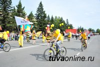 По улицам Кызыла в течение 2 часов прошествовали праздничные колонны парада к 100-летию столицы Тувы По улицам Кызыла в течение 2 часов прошествовали праздничные колонны парада к 100-летию столицы Тувы