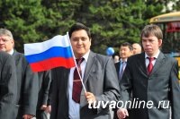 По улицам Кызыла в течение 2 часов прошествовали праздничные колонны парада к 100-летию столицы Тувы По улицам Кызыла в течение 2 часов прошествовали праздничные колонны парада к 100-летию столицы Тувы