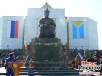 В Кызыле открыт памятник основателю тувинской государственности Монгушу Буян-Бадыргы