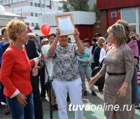 Глава города Дина Оюн вручила юбилейные знаки и денежные премии лучшим благоустроителям Кызыла