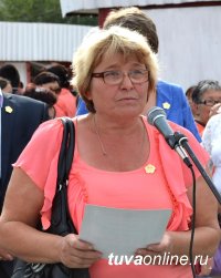 Глава города Дина Оюн вручила юбилейные знаки и денежные премии лучшим благоустроителям Кызыла
