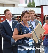 Глава города Дина Оюн вручила юбилейные знаки и денежные премии лучшим благоустроителям Кызыла