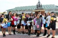 Приступившие к работе в детских садах Кызыла 14 выпускников ссузов и вузов дали клятву у Памятника первым русским учителям
