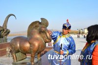 Предприниматели и трудовые коллективы предоставили пожилым людям автобусы для тура по юбилейной столице Тувы