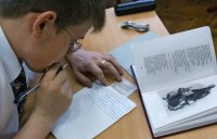 Учащиеся выпускных классов школ России впервые за последние 5 лет пишут итоговое сочинение