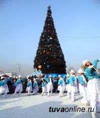 Детским праздником открылась главная елка Кызыла с ледовым городком и катком